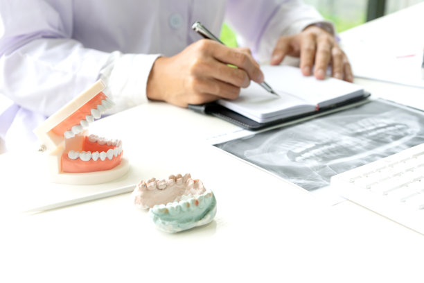 牙医戴着假牙在桌子上工作图片下载