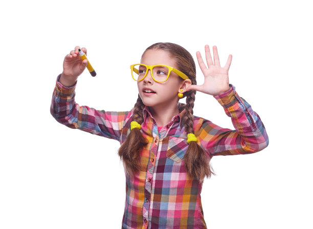 少女用记号笔在白色背景上写字图片下载