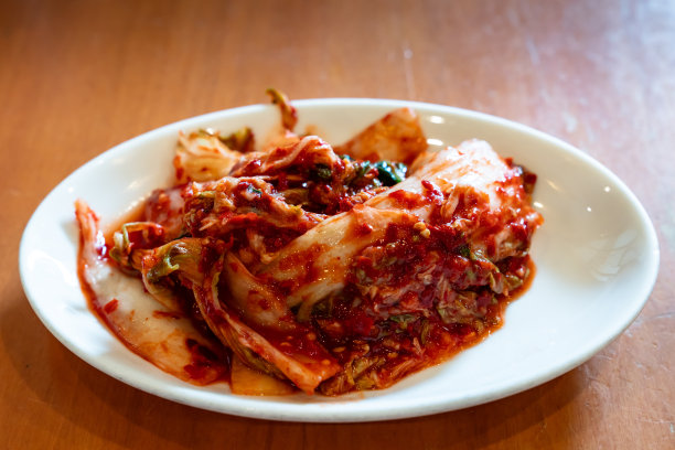 泡菜是世界上最著名的韩国传统食品之一。所有韩国人都为泡菜饮食文化感到骄傲。图片下载