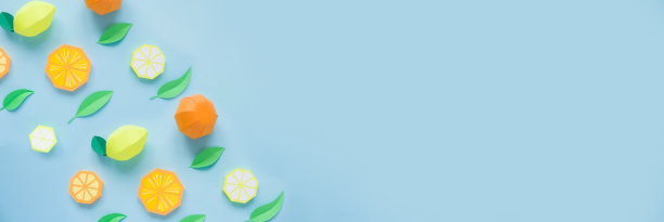 纸做的水果。蓝色背景。有写作的空间。热带地区。平的。橙、柠檬。图片下载