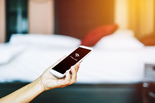 女人的手握手机和模糊的卧室在酒店，软对焦和复古滤镜图片下载