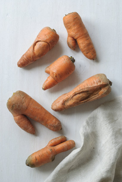 一些丑陋的胡萝卜收获了图片下载