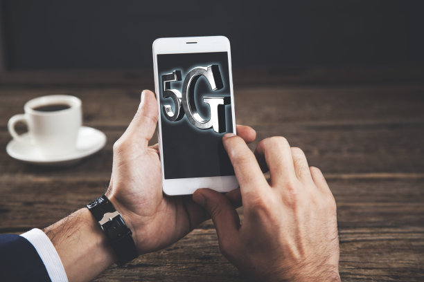 手机屏幕上的5G文本图片下载