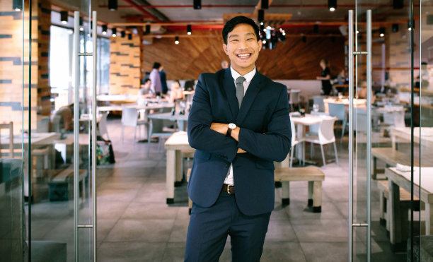 开朗的男性商业专业人士图片下载