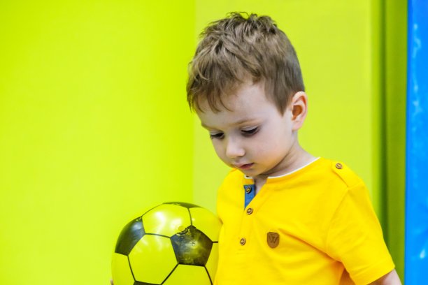 孩子快乐的孩子操场男孩的乐趣快乐图片下载