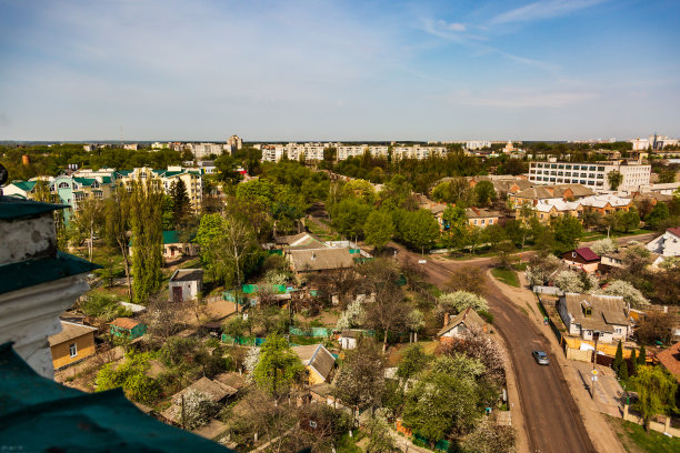 Chernihiv的风景在一个阳光明媚的春天从一个高度对蓝色的天空图片下载