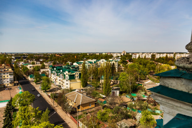 Chernihiv的风景在一个阳光明媚的春天从一个高度对蓝色的天空图片下载