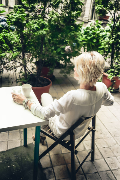 夏日香，女人在花园放松图片下载