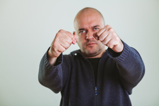 握紧拳头的男人图片下载