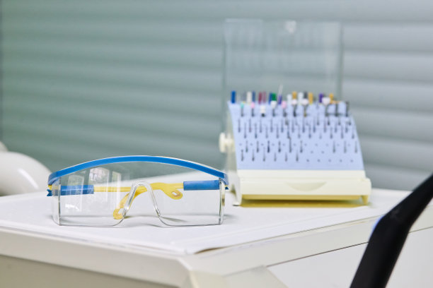 牙科诊所的牙医工具。牙医。图片下载