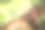 夏天:在公园的木凳上，放着尤克里里琴和草帽图片下载
