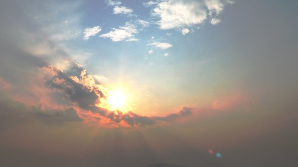 阳光与引人注目的蓝色和橙色天空。乌云上鲜艳的天空。长镜头照片背景使用。图片下载