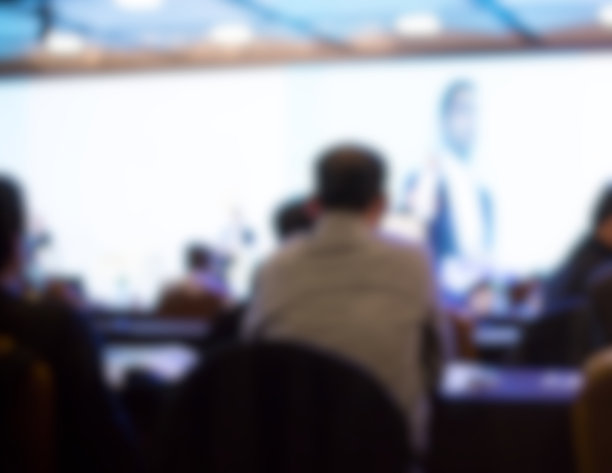 商务人士研讨会照片。演讲者在会议室向高管、企业家、投资者作报告。多元化多民族群体。技术教师与MBA课堂多元化培训。——图片图片下载