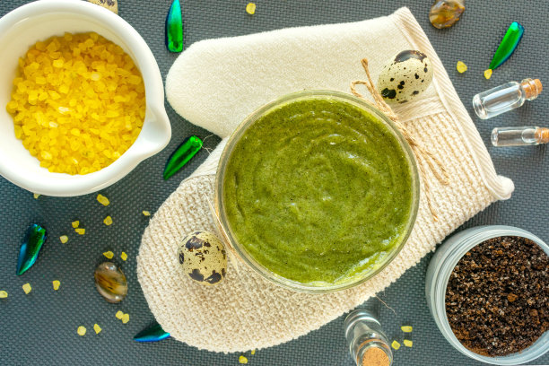 平面敷设人体化妆品概念。身体剥落。天然的面部和身体面膜或用咖啡、海盐和天然油擦洗。图片下载