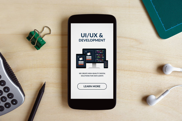 智能手机屏幕木桌上的UI/UX设计和开发理念图片下载