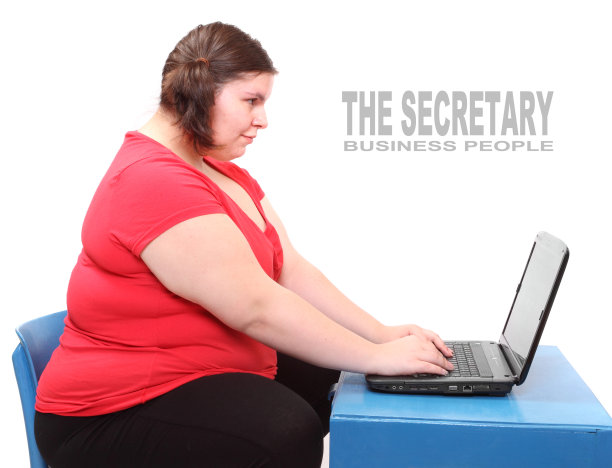 胖女人在笔记本电脑上寻找新的减肥方法。图片与你的文本空间。图片下载