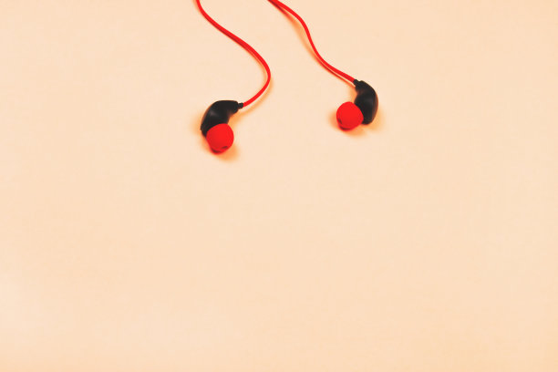 红色塑料真空耳机。图片下载