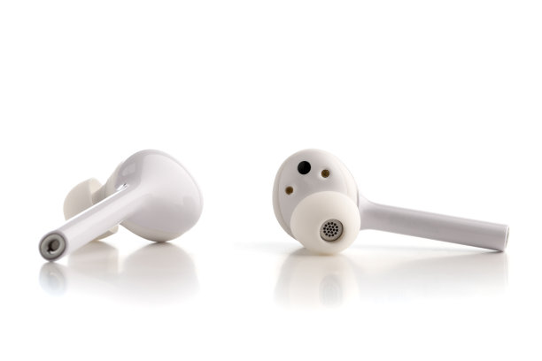 白色背景无线耳机。近距离无线耳机。素材图片