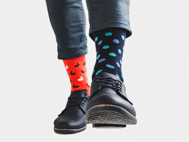 商人，时髦的鞋子和明亮的，彩色的袜子图片下载