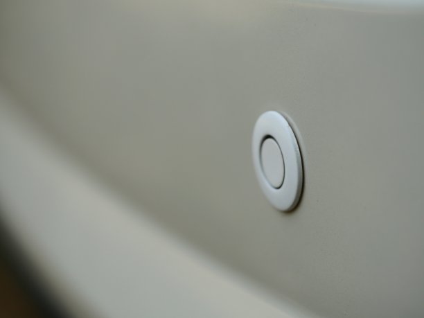 汽车保险杠上的停车传感器图片下载