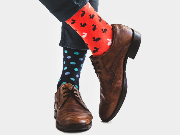 男士的腿，时髦的鞋子和明亮的袜子图片下载
