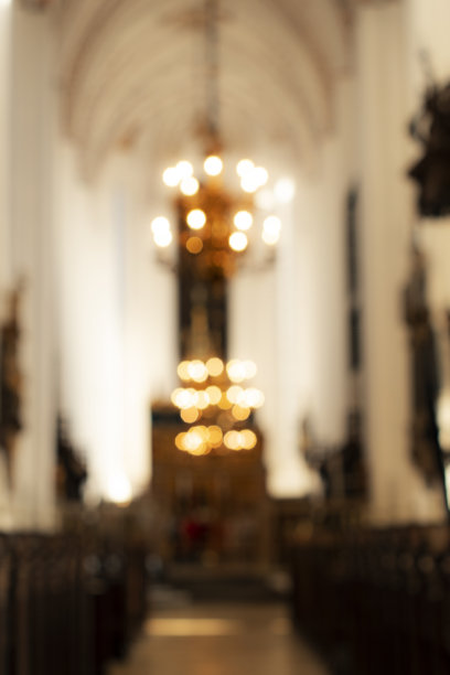带有风琴和灯光的教堂房间的模糊照片图片下载