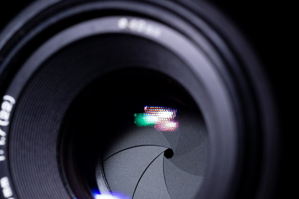 镜头光圈低光照片。特写镜头。光圈叶片是干净和黑暗的。库存照片孤立的黑色背景。图片下载