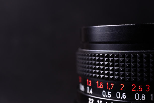 复古镜头尺度符号特写。模糊的灰色背景库存照片。镜头上的光圈符号和聚焦距离符号。图片下载