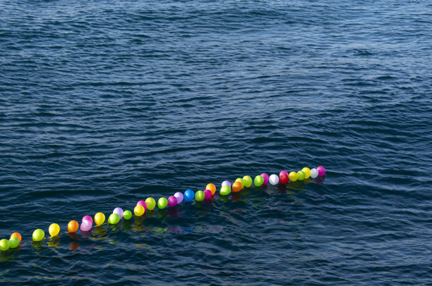 彩色目标气球在海上图片下载