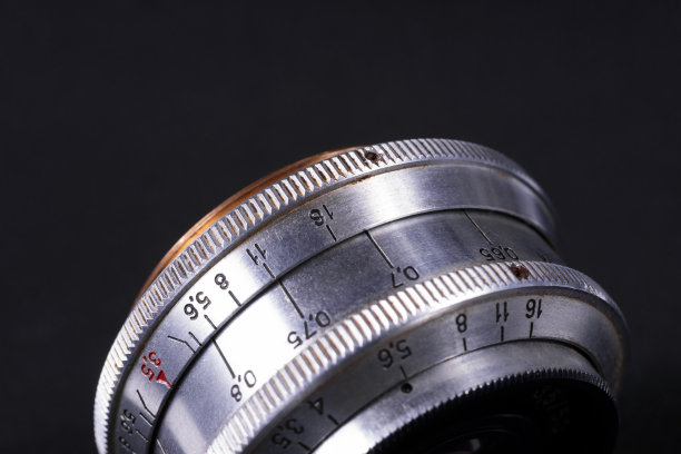 古老的镜头尺度符号特写视图。照片与模糊的灰色背景。镜头上光圈符号和焦距符号。图片下载