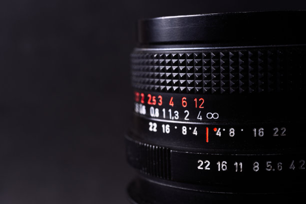 复古镜头尺度符号特写。模糊的灰色背景库存照片。镜头上的光圈符号和聚焦距离符号。图片下载