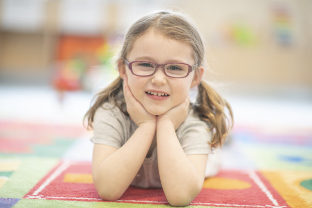 戴眼镜的可爱小女孩图片下载