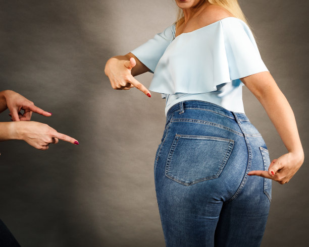 女人展示她的曲线图片下载