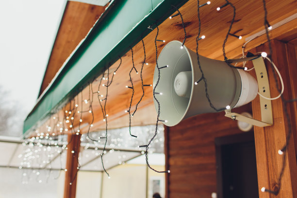 警笛和喇叭在城市的墙上。图片下载