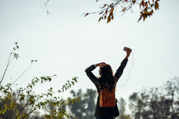 无忧无虑的女人远离一切的背影。图片下载