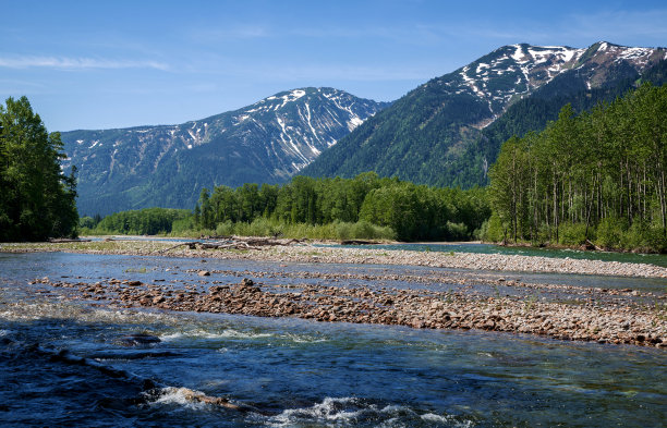 卡玛-达班山脉的斯涅尼亚河图片下载