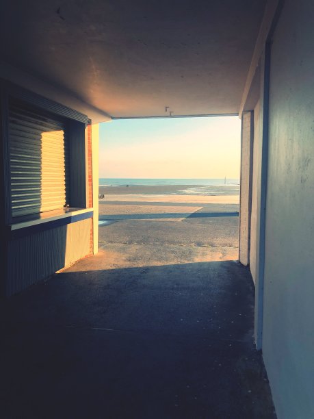 穿过小巷图片下载