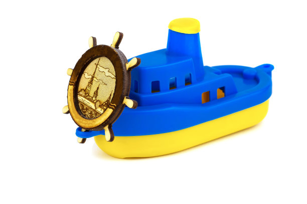 塑料玩具船。用一个海上方向盘图片下载