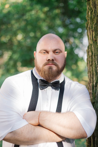 公园里留着胡子的胖新郎照片摄影图片