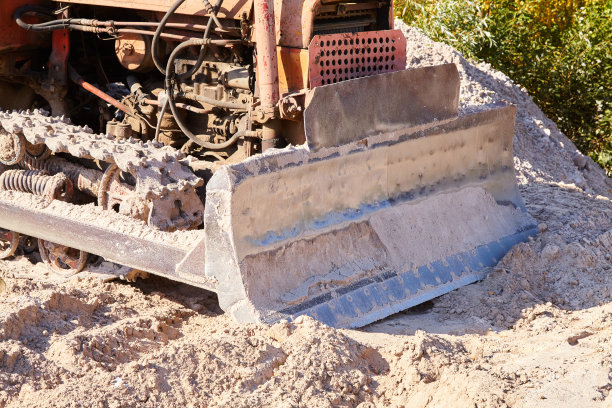推土机在沙丘上工作图片下载