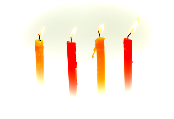 白色背景上明亮燃烧的四支火焰蜡烛图片下载