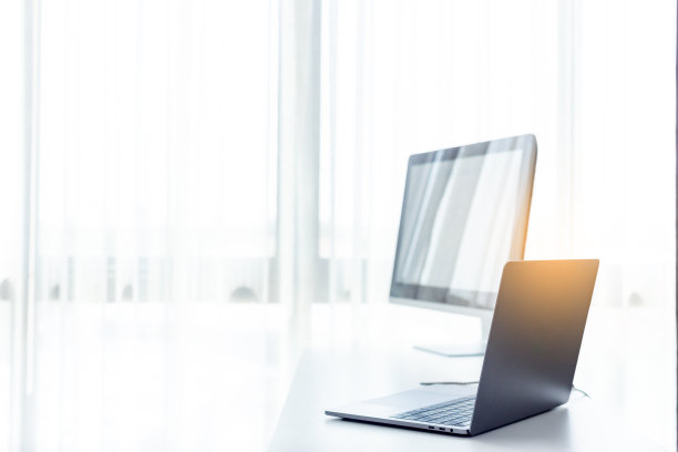 办公场所，白色桌子上有笔记本电脑，白色办公桌图片下载