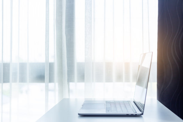 办公场所，白色桌子上有笔记本电脑，白色办公桌图片下载