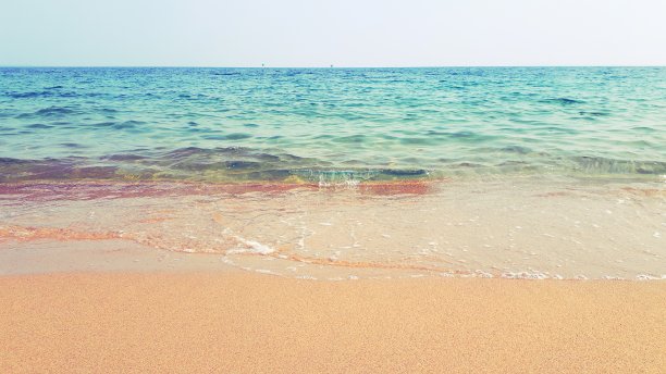 一片沙滩，沙滩和海浪图片下载