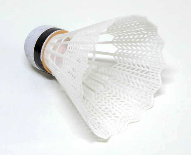 白色和黄色的羽毛球图片下载