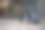 男子在机场航站楼提着手提箱的特写图片下载