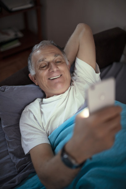 在床上上网图片下载