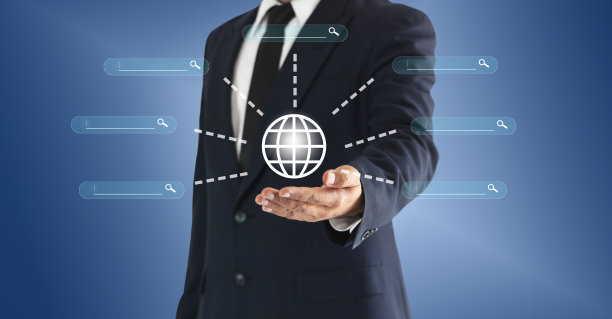 商人触摸世界和搜索虚拟按钮。今天，全球信息和新闻的概念可以很容易地联系在一起。图片下载