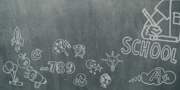 回到学校，在黑板上写字。图片下载