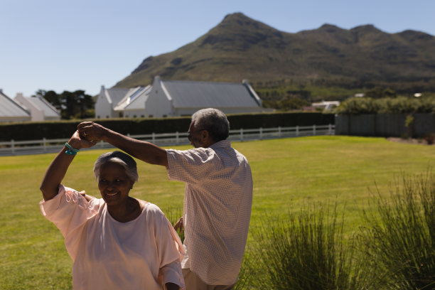 高年级情侣在花园里跳舞图片下载